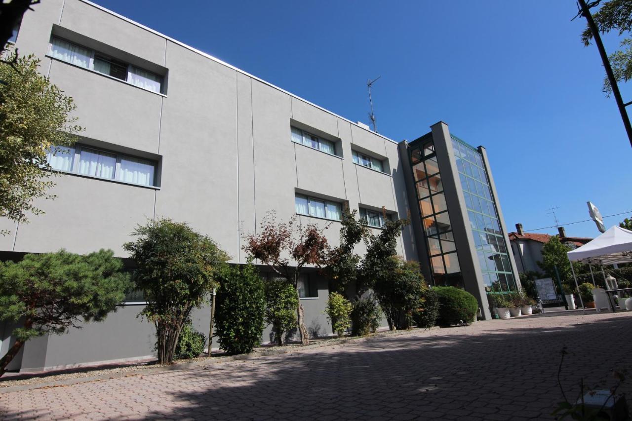 Green Hotel Poviglio  Bagian luar foto