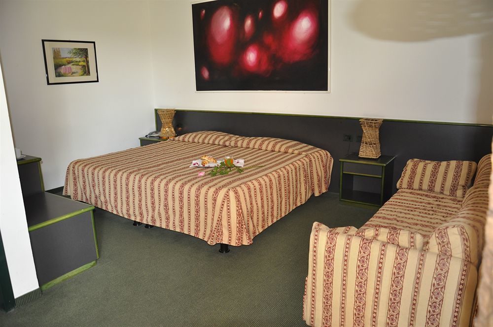 Green Hotel Poviglio  Bagian luar foto